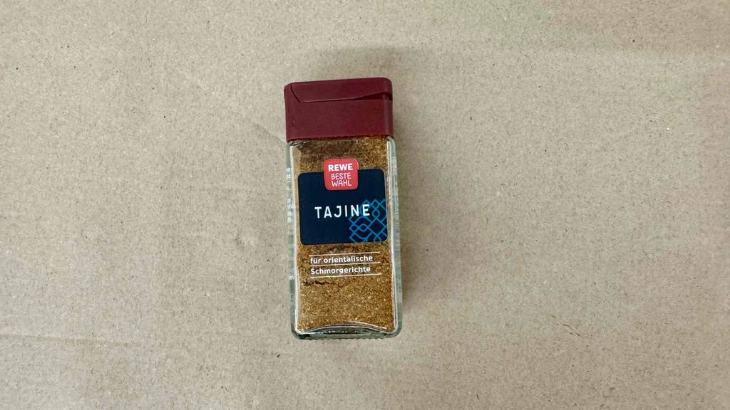 Tajine-Gewürz im Test: Eine Gewürzdose liegt auf einer weißen Oberfläche.