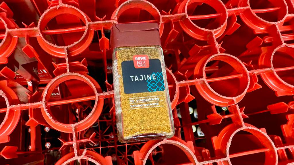 Getestet: Tajine-Gewürz in der Gewürzdose liegt auf einem roten Getränkekasten.