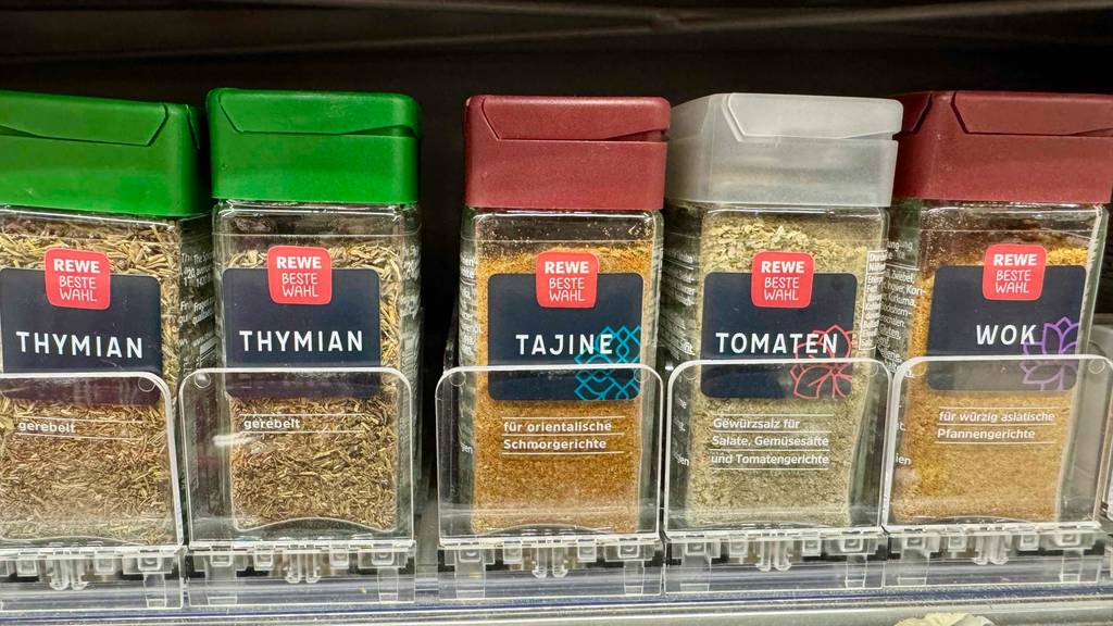 Im Test: Das Tajine-Gewürz in der Gewürzdose steht in einem Regal mit verschiedenen Gewürzen.