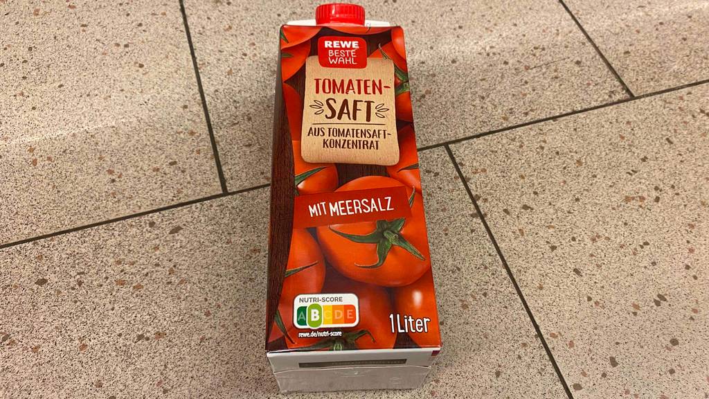 Im Test: Tetrapack Tomatensaft von Rewe Beste Wahl auf Fliesen.