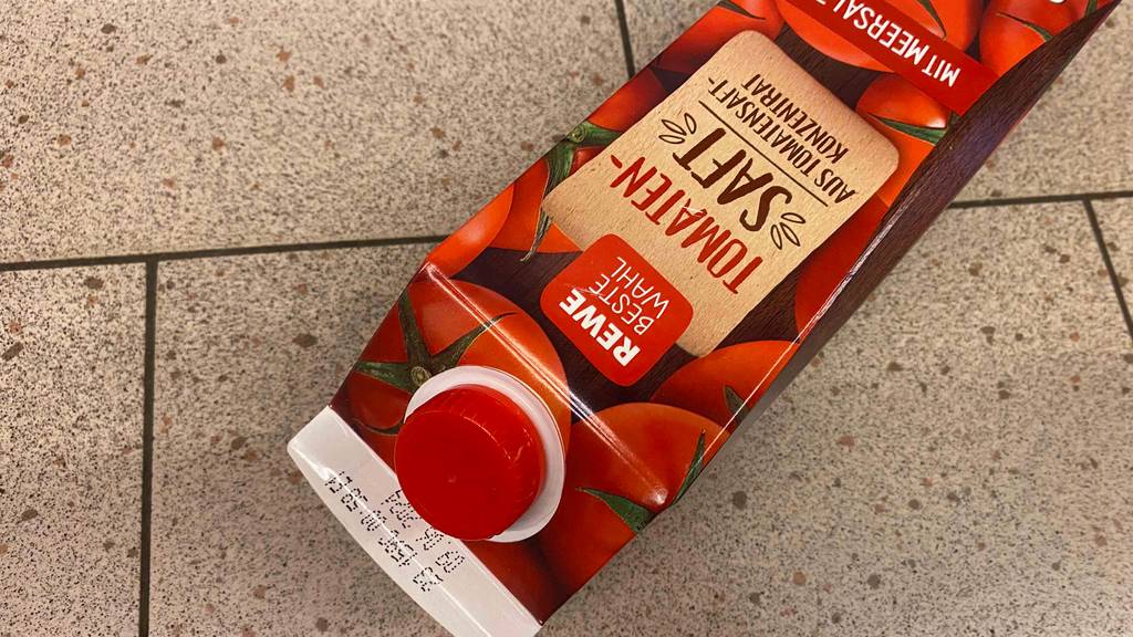Tomatensaft-Test: Tetrapack mit rotem Deckel und Verfallsdatum auf heller Fliese.
