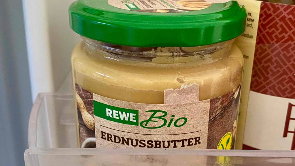 Erdnussbutter-Test: Nahaufnahme eines Rewe Bio Produkts im Glas mit grünem Deckel.