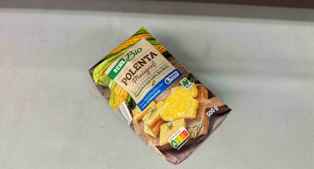 Eine 500-g-Packung mit getesteter Polenta liegt auf einer grauen Oberfläche.
