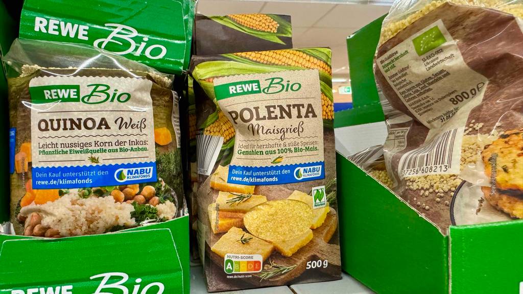 Eine 500-g-Packung mit Polenta im Test steht zwischen getrockneten Getreideprodukten auf einem Verkaufsregal.