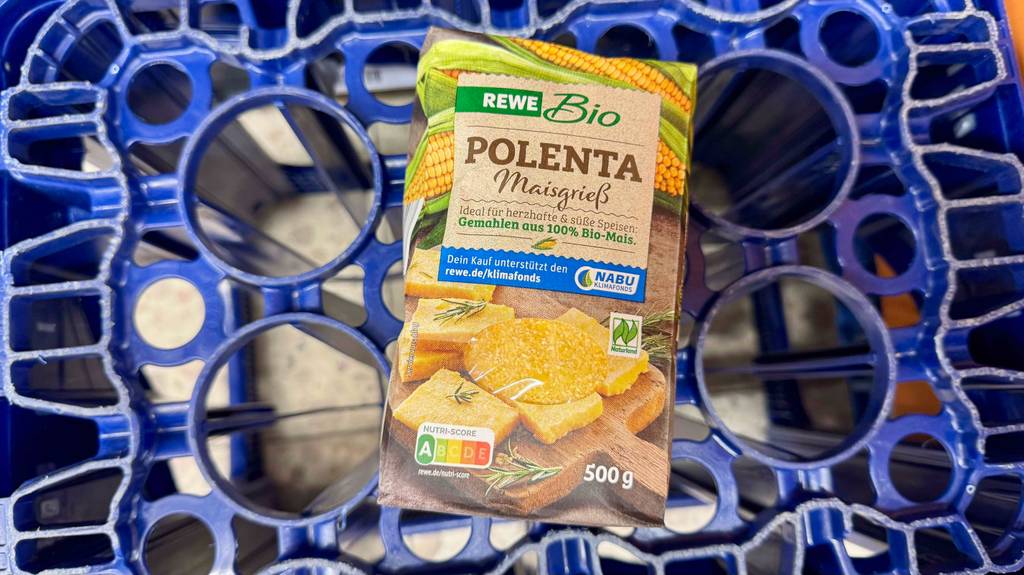 Eine 500-g-Packung mit getesteter Polenta liegt auf einem blauen Getränkekasten.