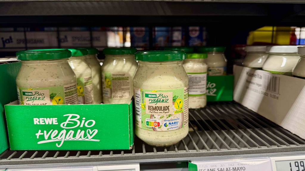 Remoulade im Test: Mehrere Gläser stehen in einem Regal.