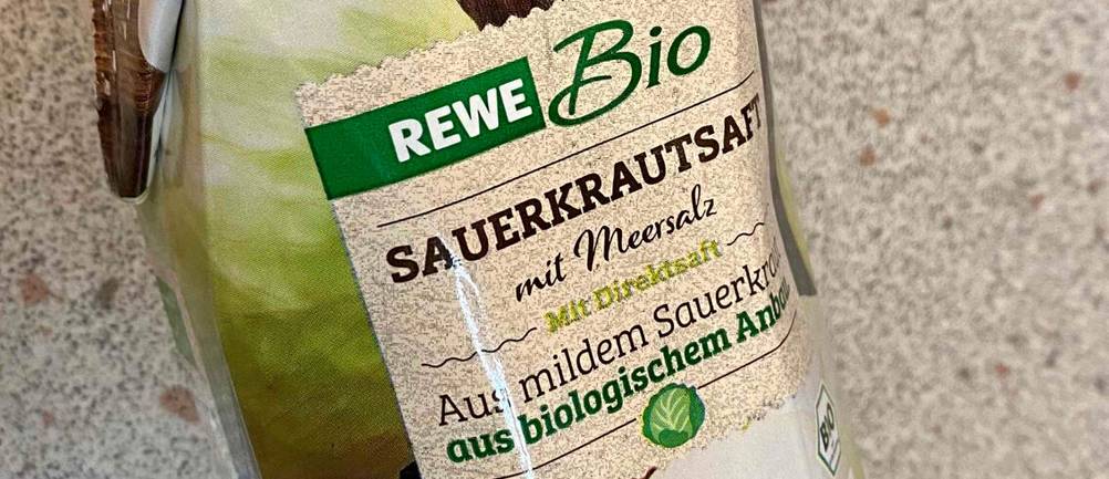 Detailansicht einer Verpackung mit Bio-Sauerkrautsaft im Test der Marke Rewe, inklusive Meersalz.
