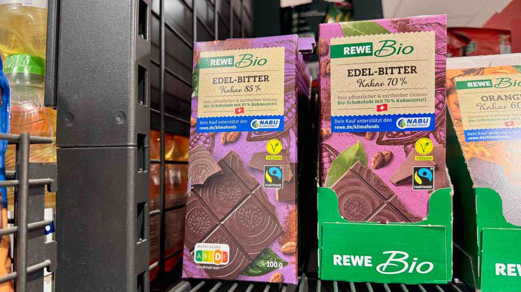 Getestet: Mehrere Tafeln Schokolade mit 85% Kakao stehen neben einer anderen Sorte.