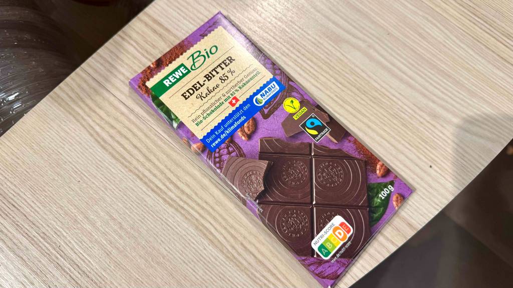 Auf einer Tafel getestete Schokolade mit 85% Kakao ist ein Link angegeben.