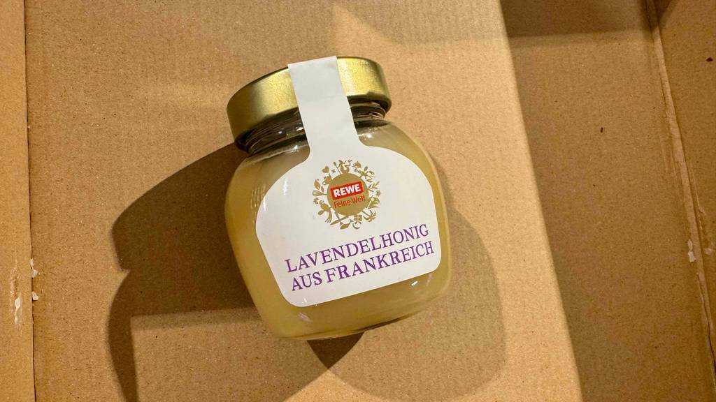 Lavendelhonig-Test: Auf der Vorderseite des Glases ist groß das Herkunftsland aufgedruckt.