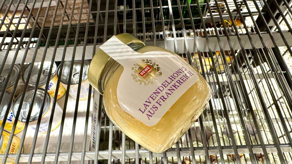 Lavendelhonig getestet: Durch das durchsichtige Glas kann man den Honig erkennen.