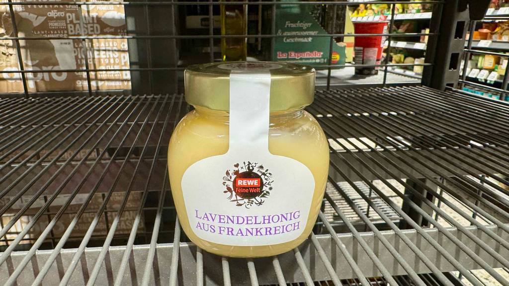 Ein Glas getesteter Lavendelhonig steht in einem Gitterregal.