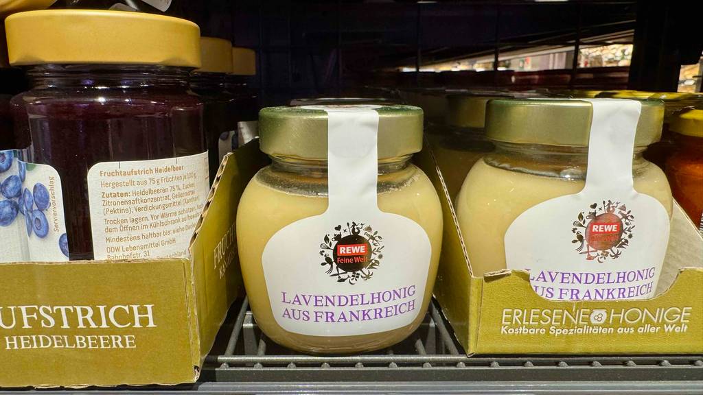 Lavendelhonig im Test: Mehrere Gläser stehen hinter- und nebeneinander in einem Regal.