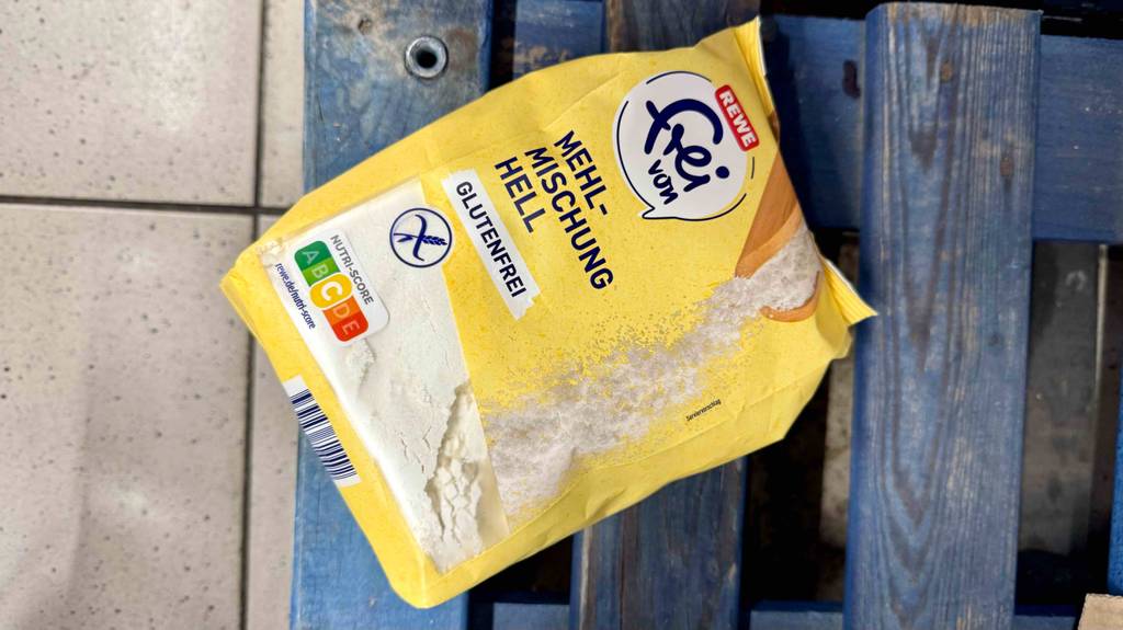 Nahansicht einer Packung getestetes glutenfreies Mehl, die auf einer blauen Palette liegt.