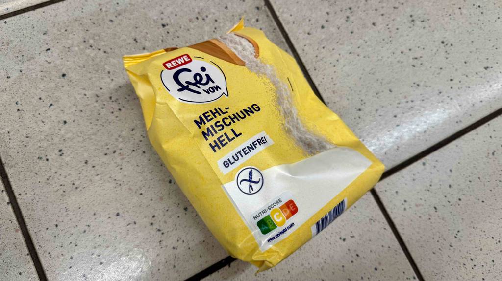An der Unterseite einer Packung getestetes glutenfreies Mehl ist ein EAN-Code.