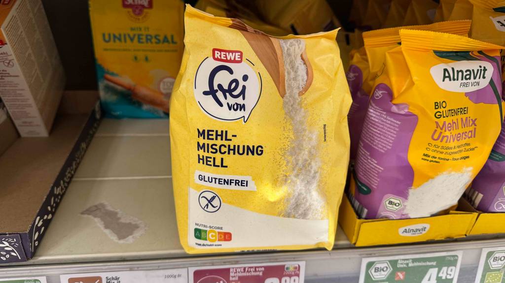 Mehrere Sorten glutenfreies Mehl stehen zum testen in einem Regal.