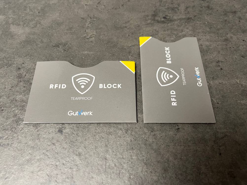RFID-Blocker im Test: Zwei RFID-Blocker-Hüllen nebeneinander.