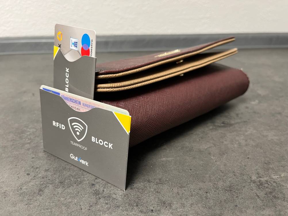 Ein getesteter RFID-Blocker lehnt an einer Geldbörse.