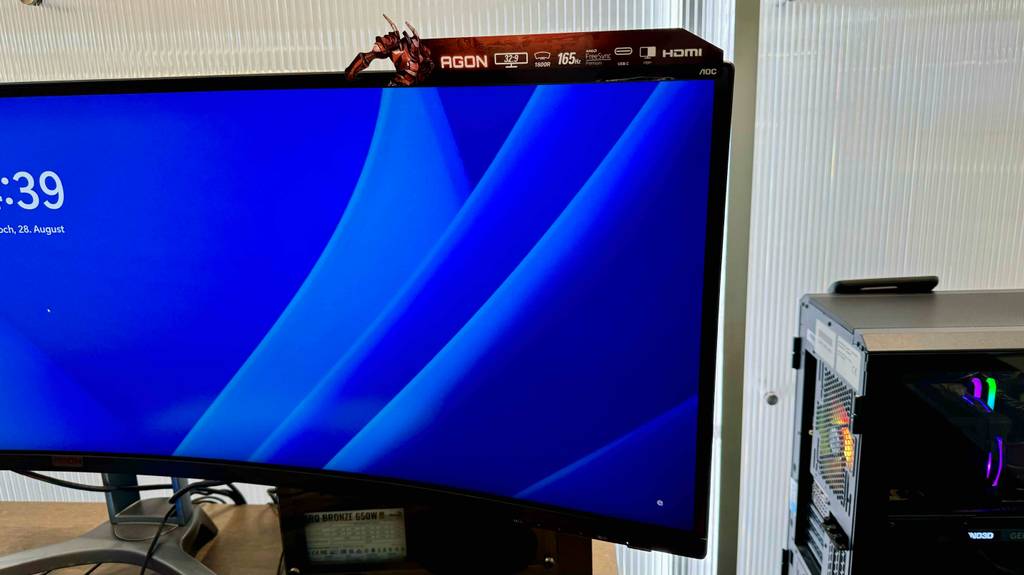 Im Test: ein Ultrawide-Curved-Monitor aus der Nähe betrachtet steht auf einem Schreibtisch.