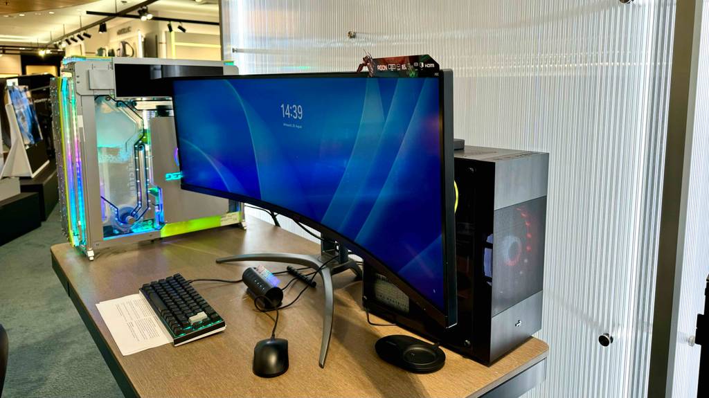 Getestet: Ein Ultrawide-Curved-Monitor befindet sich eingeschaltet auf einem Schreibtisch.