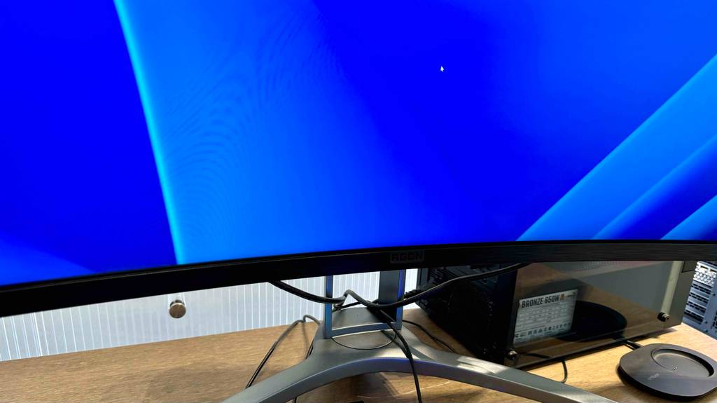 Detailansicht des Standfußes eines getesteten Ultrawide-Curved-Monitors.