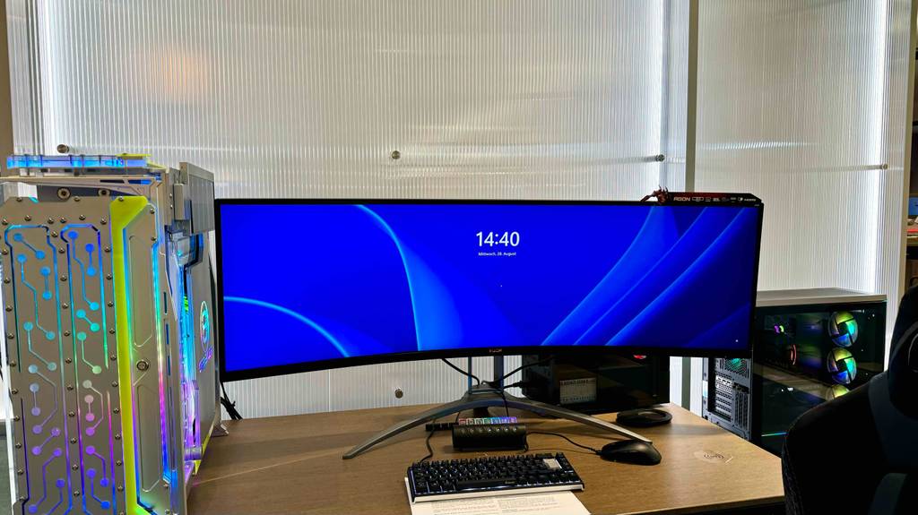 Ansicht von vorn auf einen Ultrawide-Curved-Monitor im Test, der auf einem Schreibtisch platziert ist.