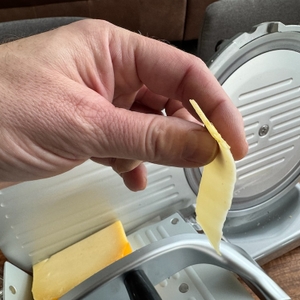 Dünne Käsescheibe mit dem RGV 25GS-Lusso geschnitten