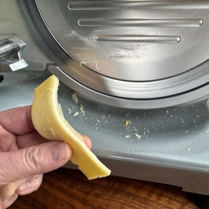 Dicke Käsescheibe mit dem RGV 25GS-Lusso geschnitten