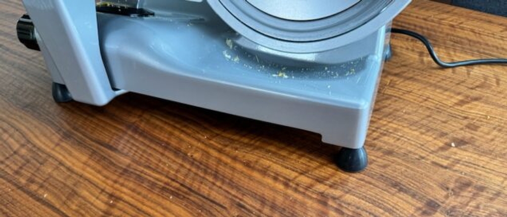 Lebensmittelreste auf dem RGV 25GS-Lusso nach dem Schneiden