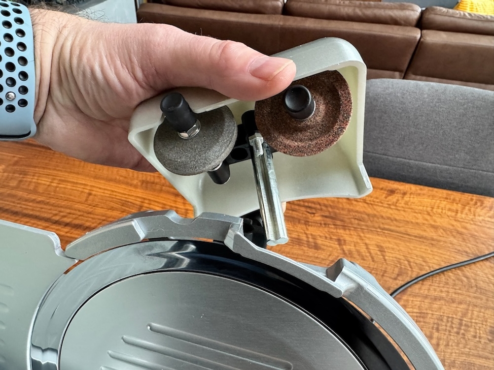 Schleifscheiben werden für den RGV 25GS-Lusso in der Hand gehalten