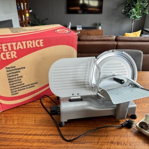 Karton und RGV 25GS-Lusso auf dem Tisch