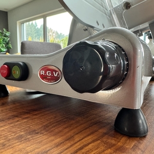 Drehknopf und große Standfüße beim RGV 25GS-Lusso