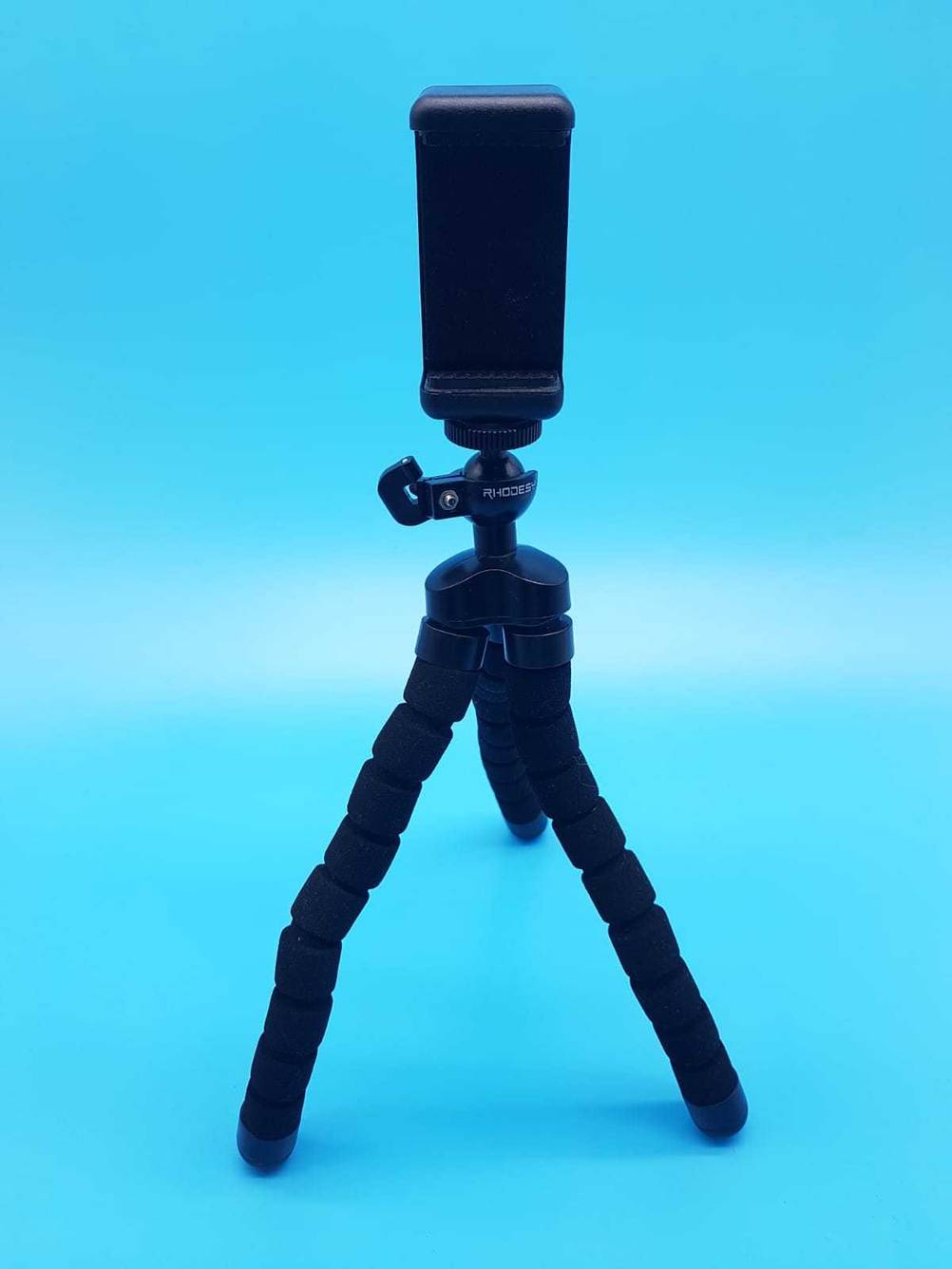Ein flexibles Stativ steht zum testen aufgebaut mit Handyhalterung.