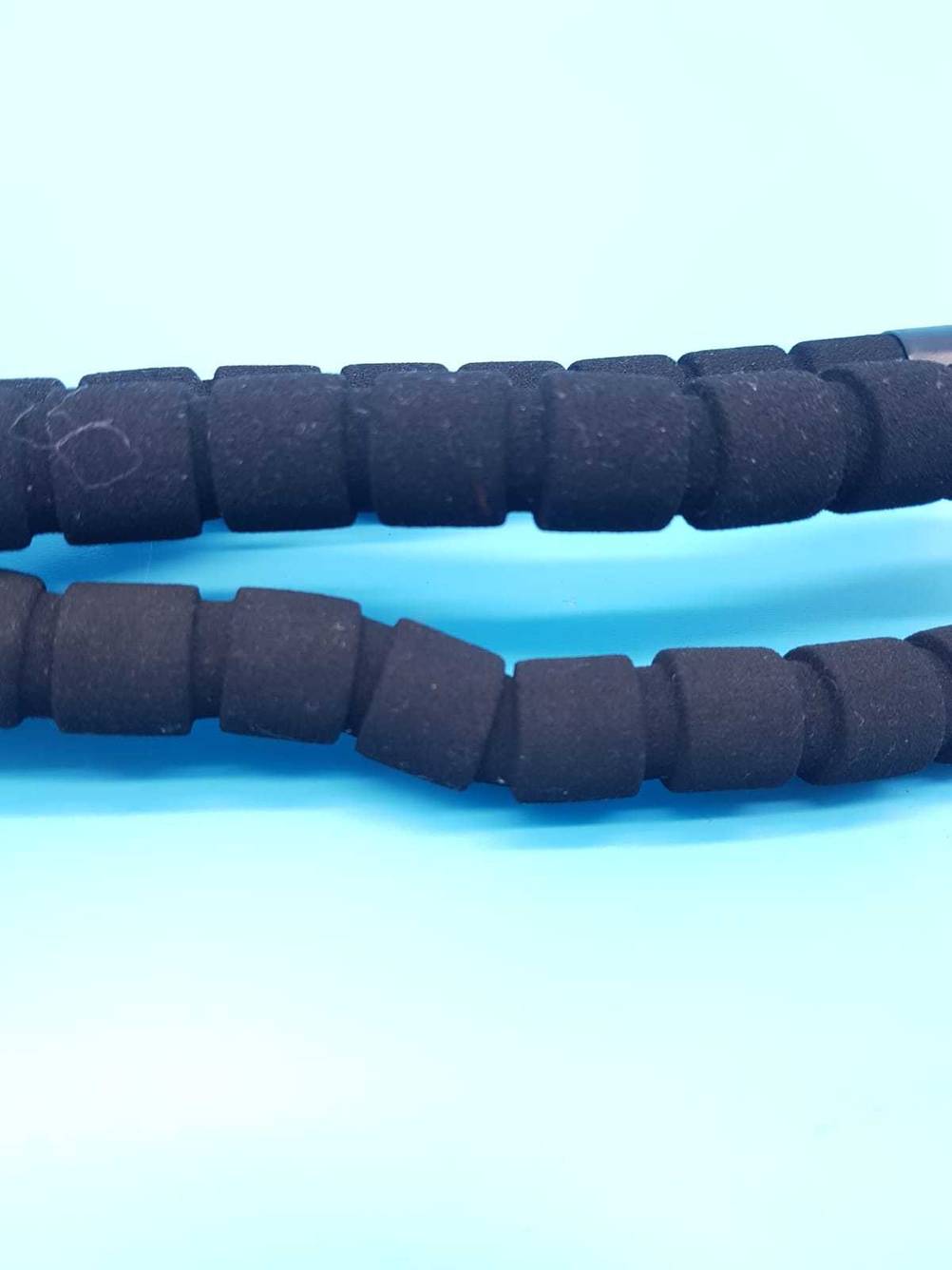 Detailansicht des Materials der Standfüße eines getesteten flexiblen Stativs.
