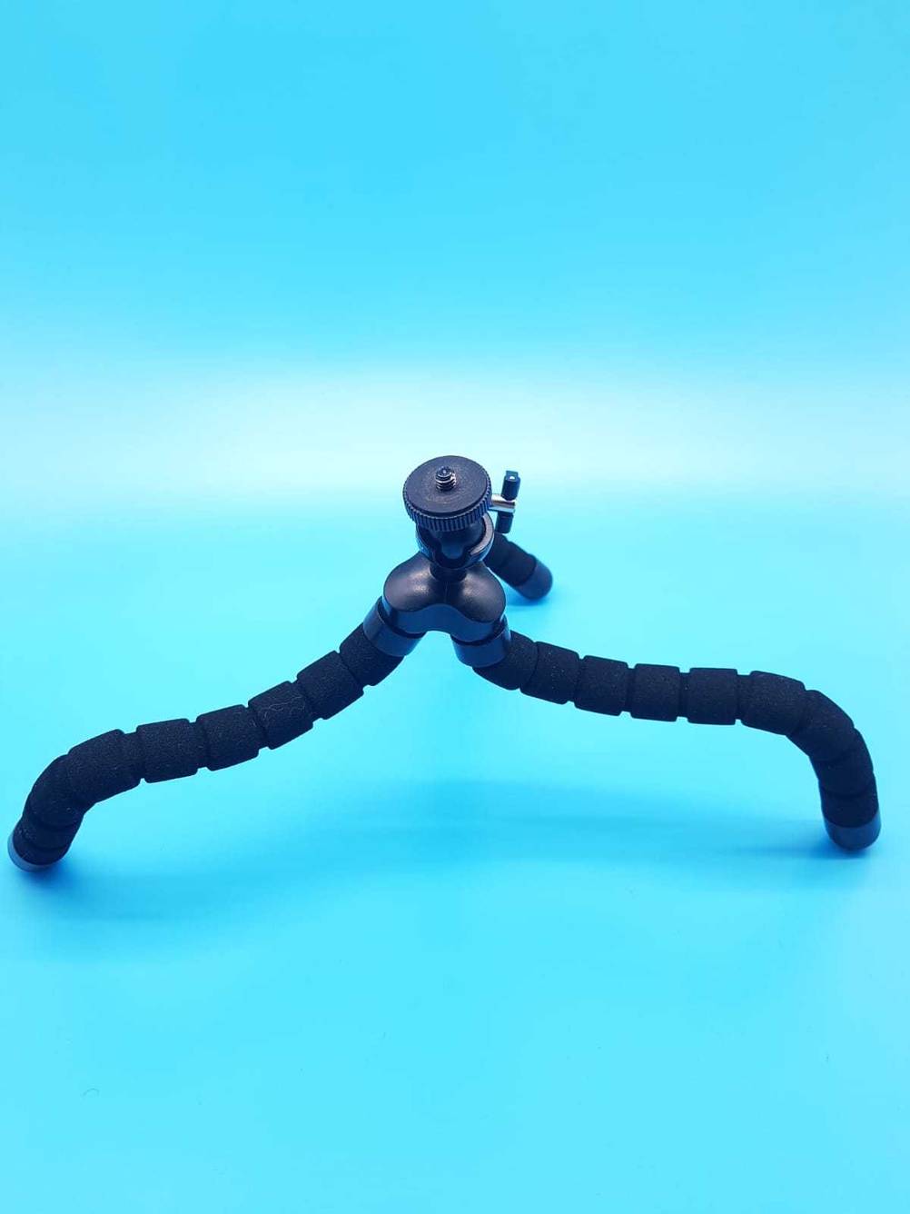 Im Test: Ein flexibles Stativ ist über eine breite Fläche aufgestellt, Blick von oben.