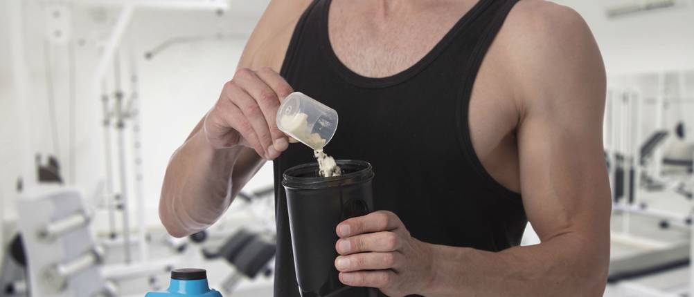 Ribose-Test: Ein Mann füllt Ribose-Pulver in einen Shaker. 