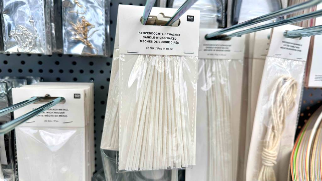 In einer 20-Stück-Packung hängen die Kerzendochte im Test an einem Verkaufsstand.