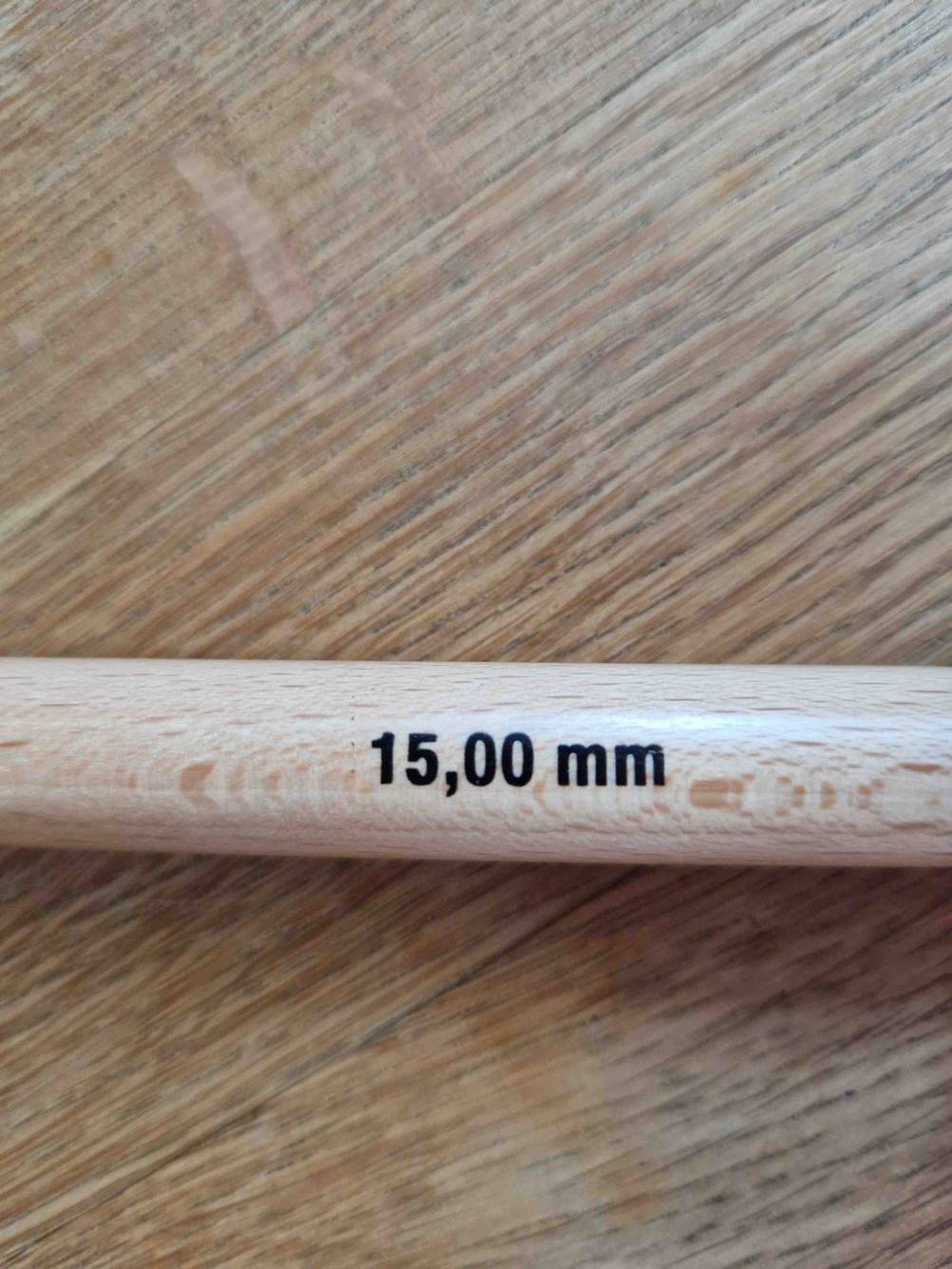 Die Stärke von 15 mm ist auf einer getesteten Rundstricknadel eingedruckt.