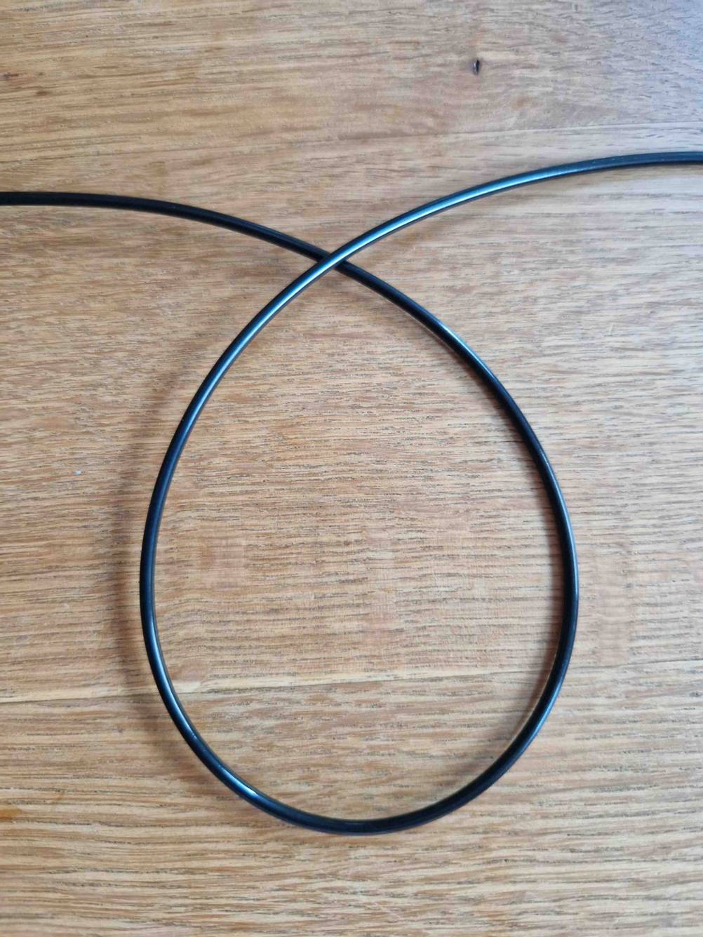 Ein im Kreis liegendes Seil von getesteten Rundstricknadeln in Nahansicht.