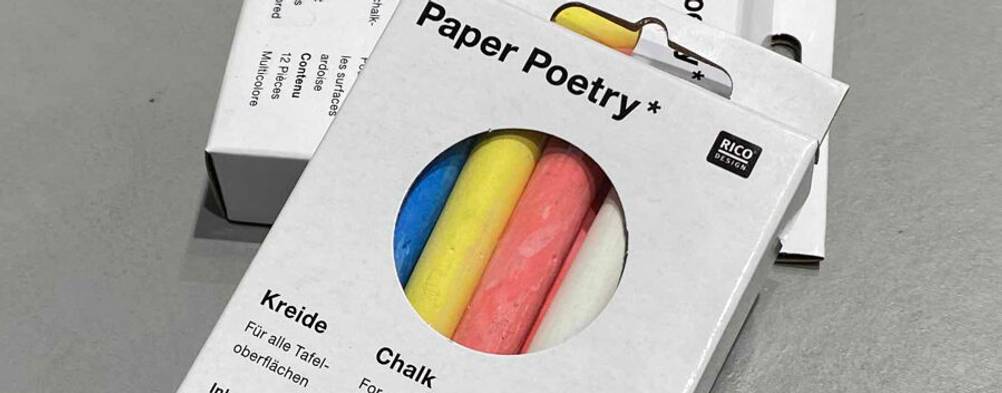 Tafelkreide-Test: Blaue, gelbe, rote und weiße Kreidestäbchen befinden sich in einer weißen Pappverpackung.