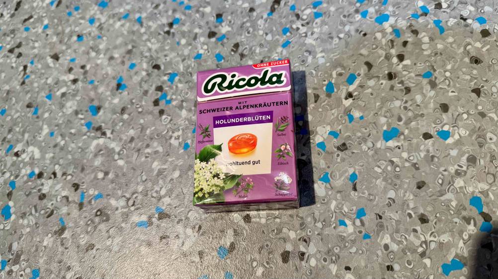 Auf einem Boden liegt eine Packung Ricola im Test.