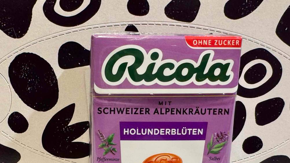 Ricola getestet: Nahaufnahme der Verpackung mit Logo und Artikelbezeichnung.