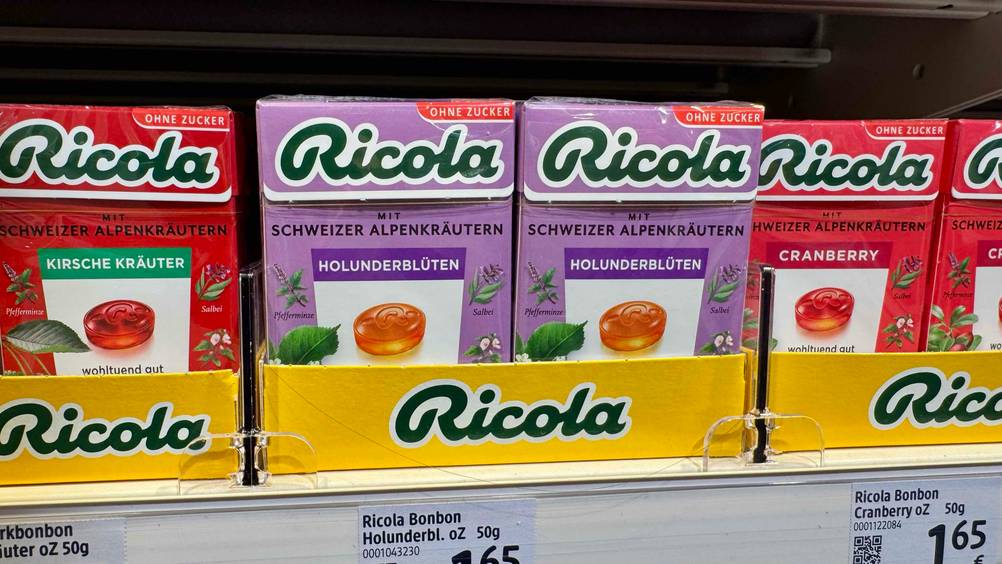 Mehrere Packungen der Ricola Bonbons im Test in einem Verkaufsregal.