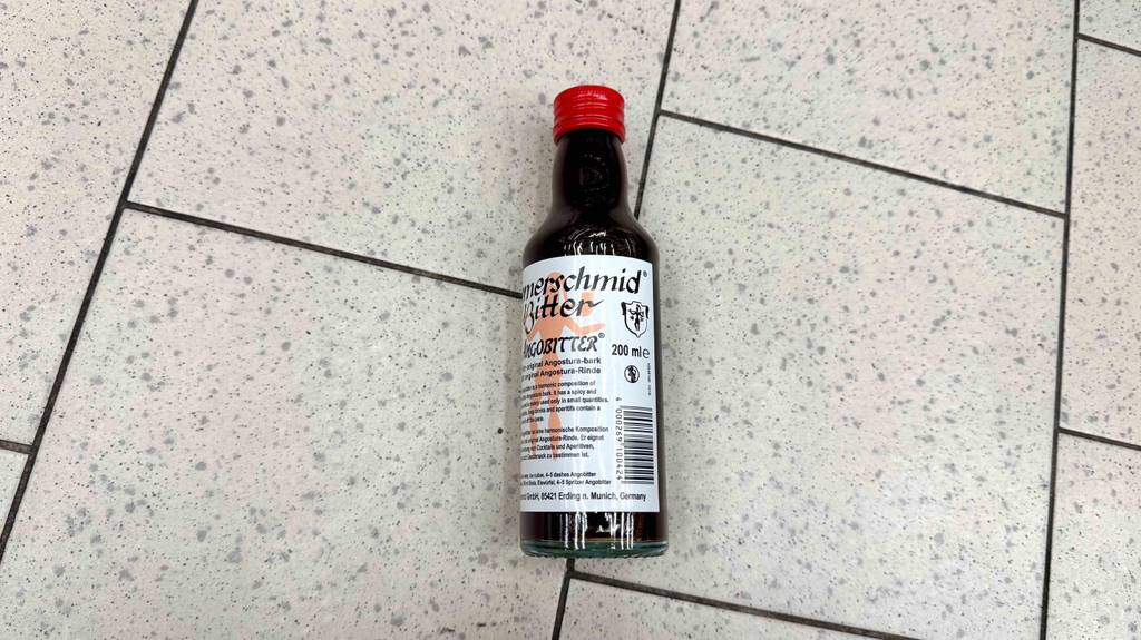 Bitters getestet: Eine Flasche liegt auf einem hellen Fliesenboden.