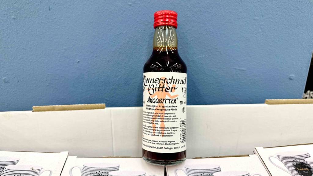 Bitters-Test: Auf der Vorderseite der Flasche stehen Informationen zum Inhalt und zur Verwendung.