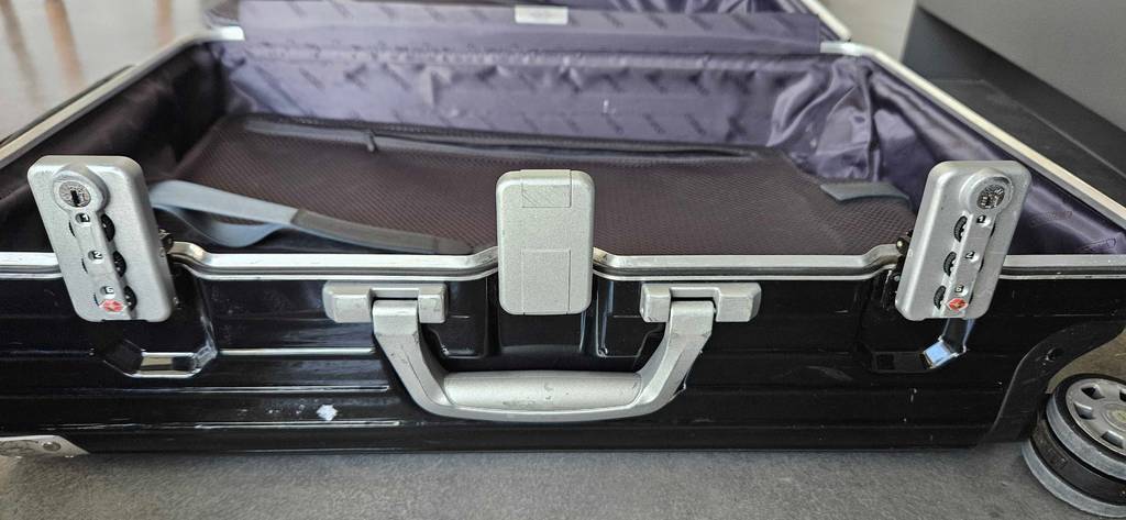 Detailansicht eines geöffneten schwarzen Koffers inklusive TSA-Schloss von einem getesteten 2-teiligen Kofferset.