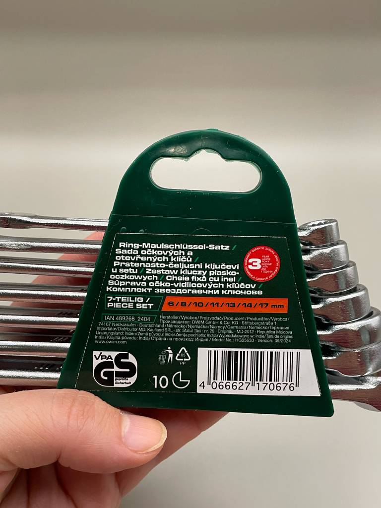 Auf der Rückseite des Ständers von getesteten Ringmaulschlüsseln stehen Informationen zum Produkt.