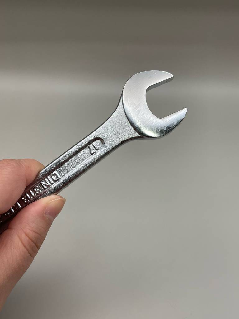 Im Test: Eine Hand hält einen Ringmaulschlüssel der Größe 17.