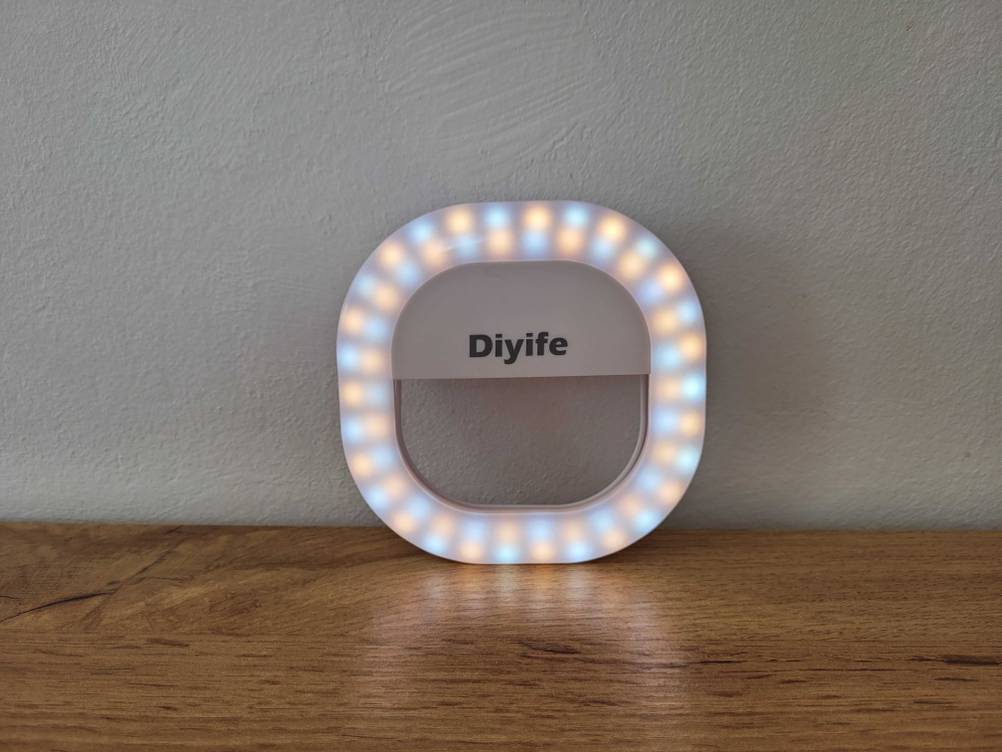 Ein getestetes Ringlicht für das Handy mit orange-blauen Lichtern.