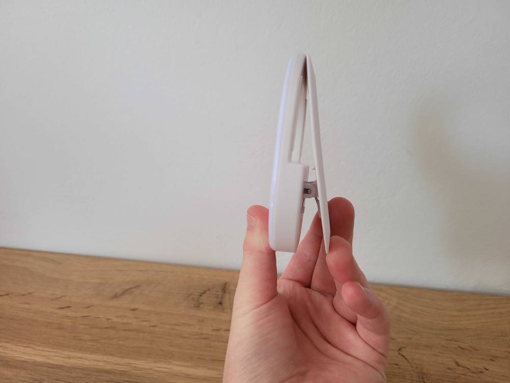 In der Hand befindet sich ein getestetes Ringlicht für das Handy mit drei Farbtemperaturen. 